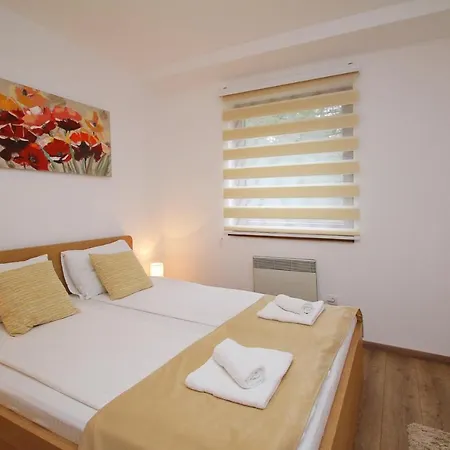 Time Out Zuti Apartment